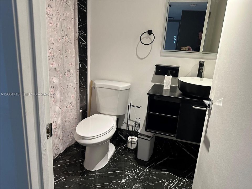 For Rent: $3,200 (2 beds, 2 baths, 914 Square Feet)