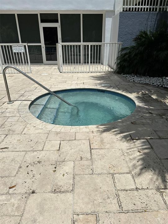 For Rent: $3,200 (2 beds, 2 baths, 914 Square Feet)