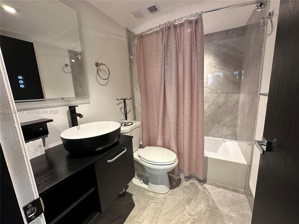 For Rent: $3,200 (2 beds, 2 baths, 914 Square Feet)