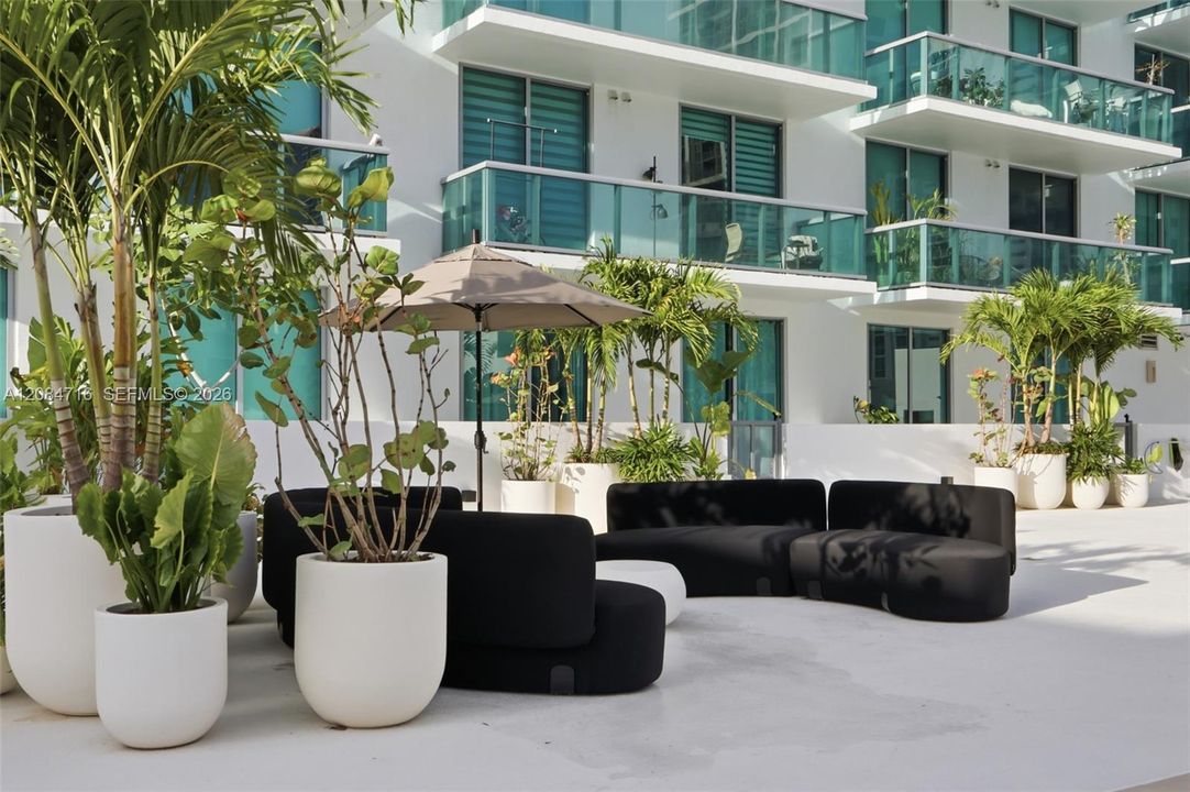 For Rent: $2,700 (1 beds, 1 baths, 693 Square Feet)