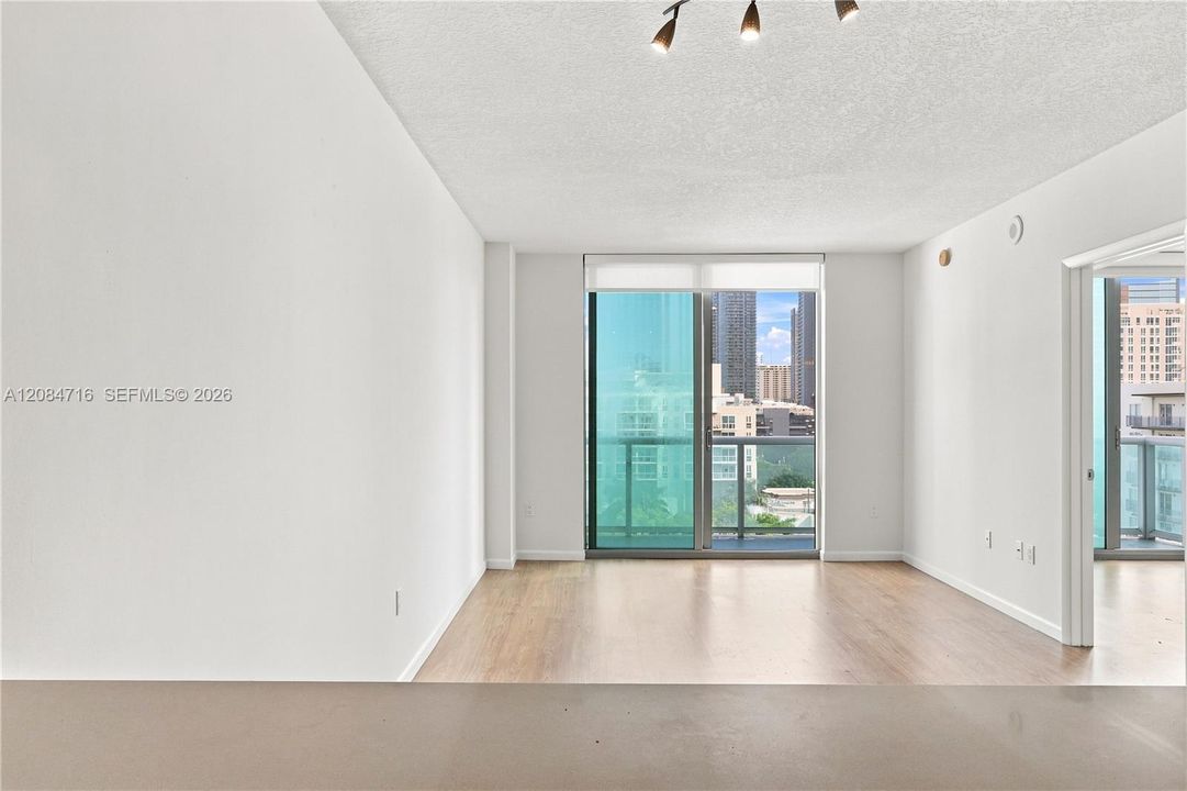 For Rent: $2,700 (1 beds, 1 baths, 693 Square Feet)