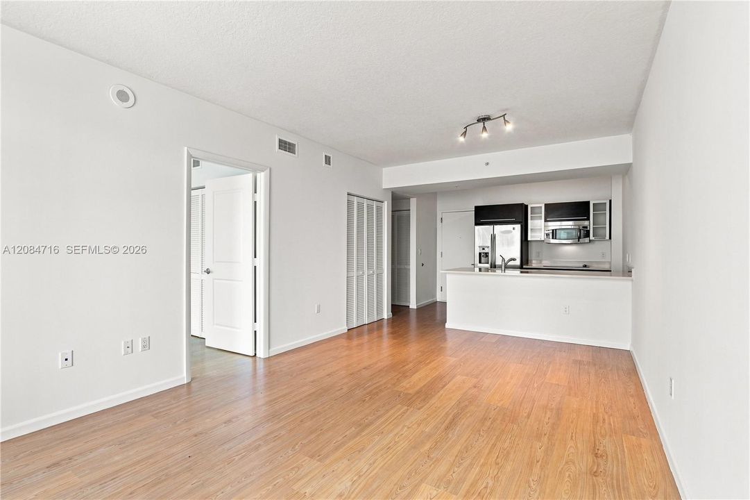 For Rent: $2,700 (1 beds, 1 baths, 693 Square Feet)