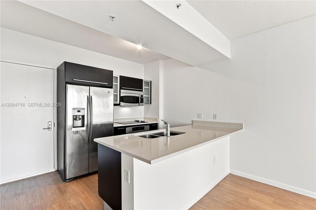 For Rent: $2,700 (1 beds, 1 baths, 693 Square Feet)