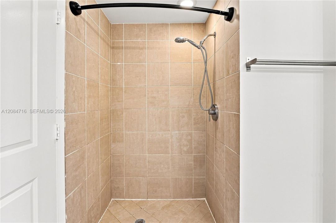 For Rent: $2,700 (1 beds, 1 baths, 693 Square Feet)