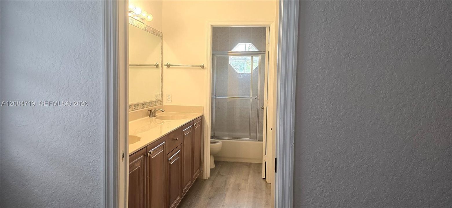 Jack and Jill' bathroom