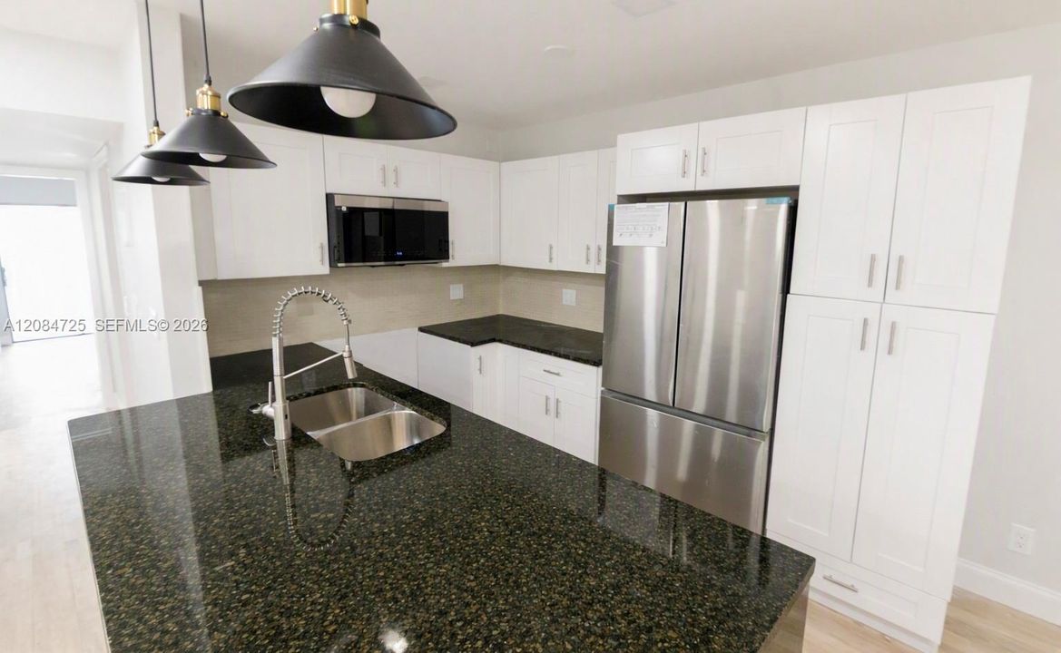 For Rent: $2,100 (2 beds, 1 baths, 880 Square Feet)