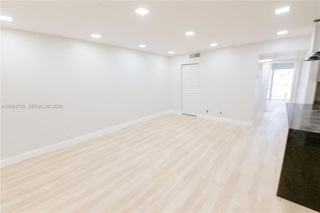 For Rent: $2,100 (2 beds, 1 baths, 880 Square Feet)