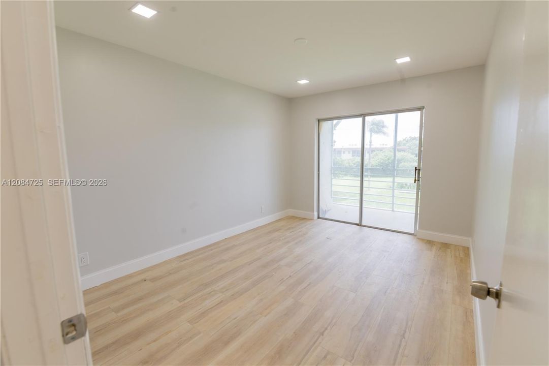 For Rent: $2,100 (2 beds, 1 baths, 880 Square Feet)