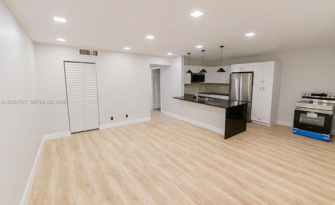 For Rent: $2,100 (2 beds, 1 baths, 880 Square Feet)