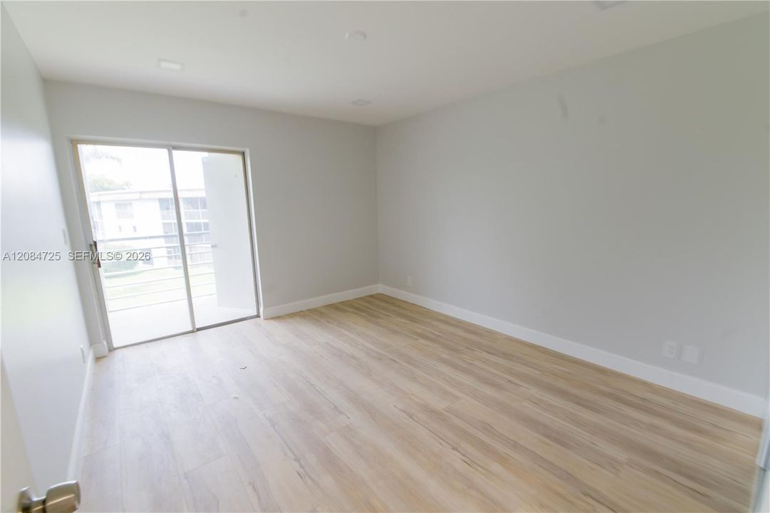 For Rent: $2,100 (2 beds, 1 baths, 880 Square Feet)