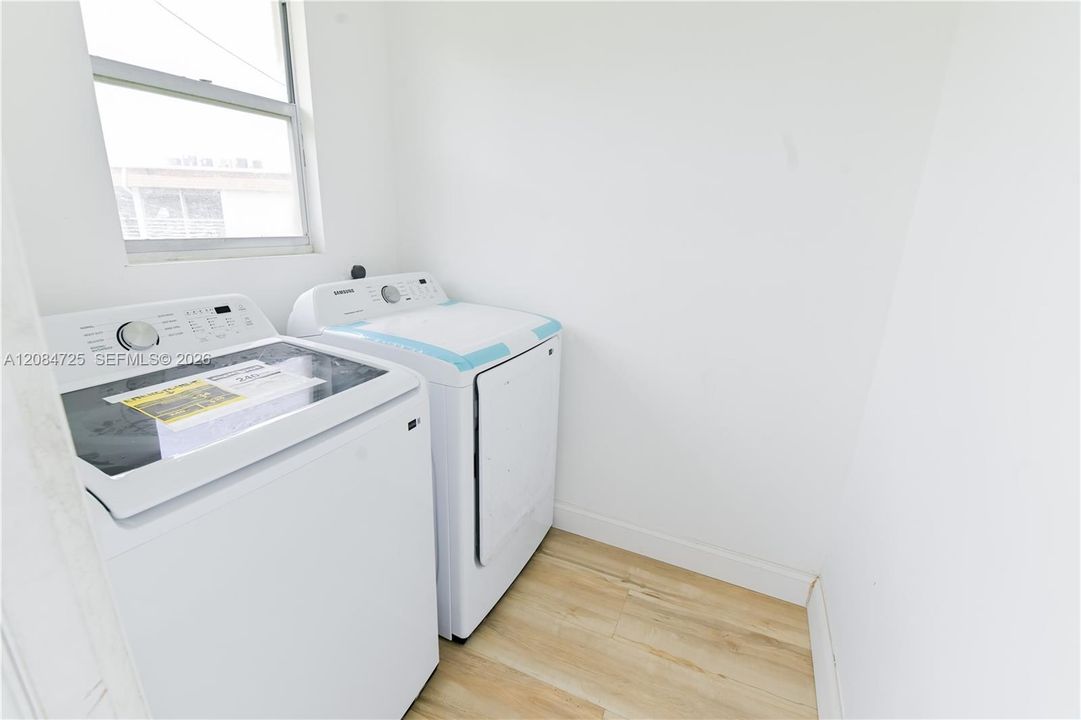 For Rent: $2,100 (2 beds, 1 baths, 880 Square Feet)