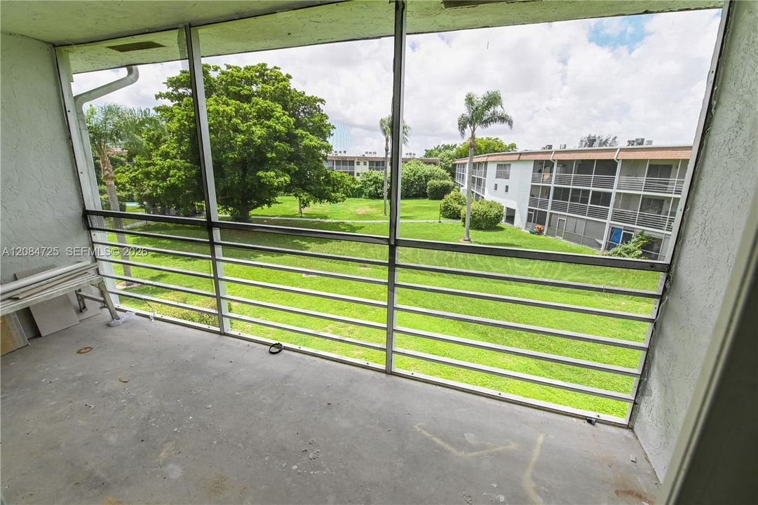 For Rent: $2,100 (2 beds, 1 baths, 880 Square Feet)
