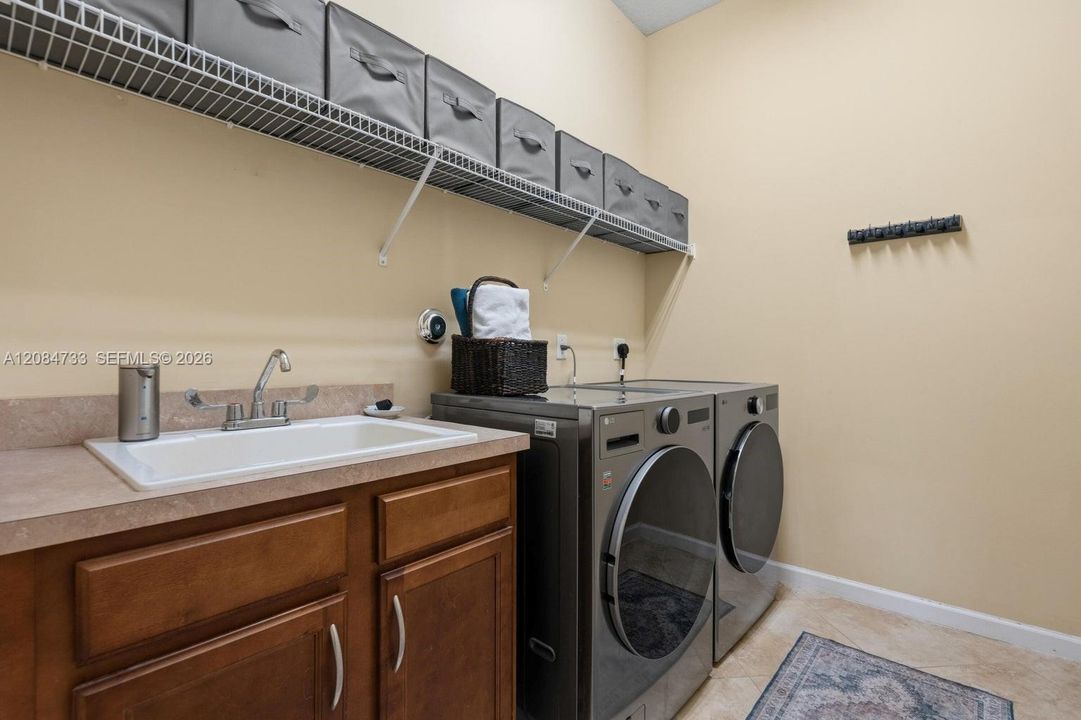 For Sale: $1,275,000 (5 beds, 4 baths, 4039 Square Feet)