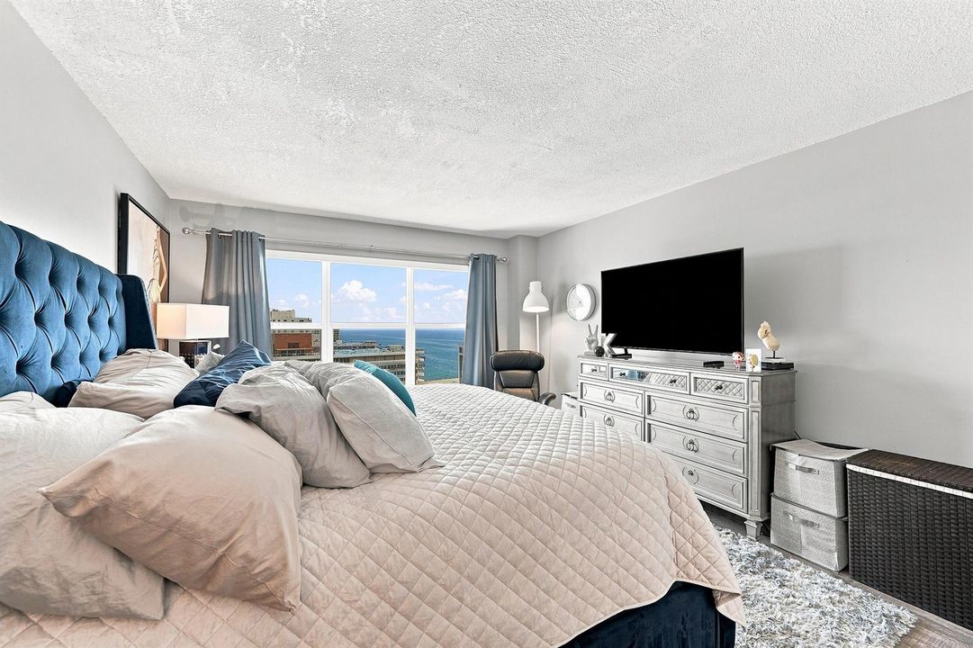 17_primary bedroom