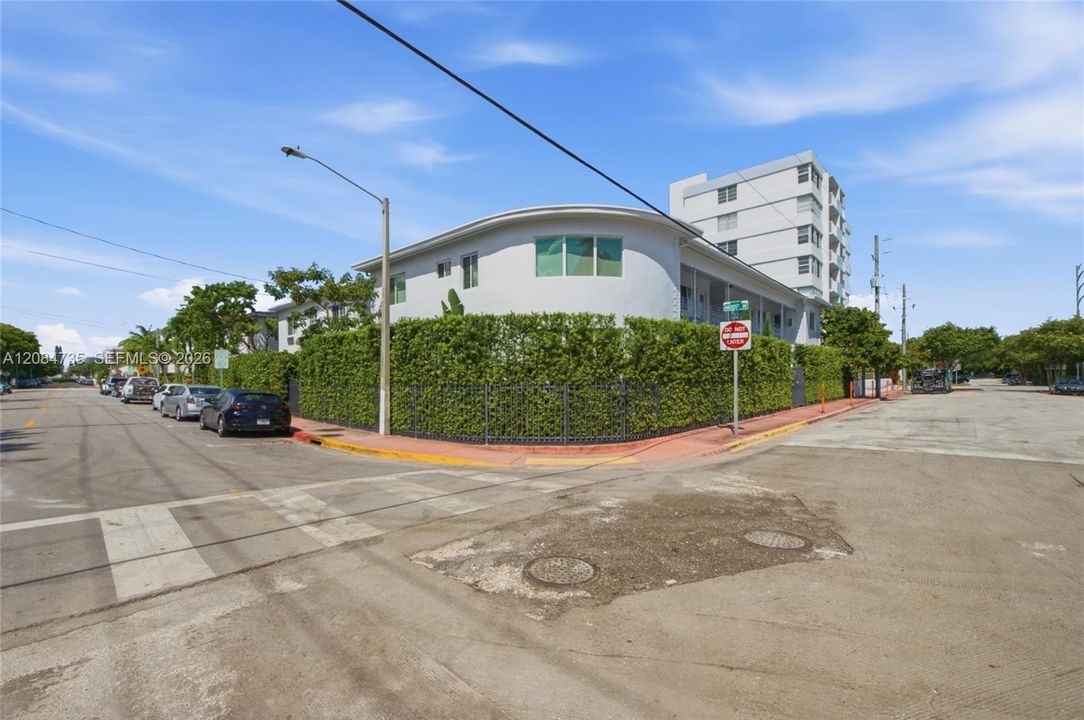 For Rent: $2,450 (2 beds, 2 baths, 11400 Square Feet)