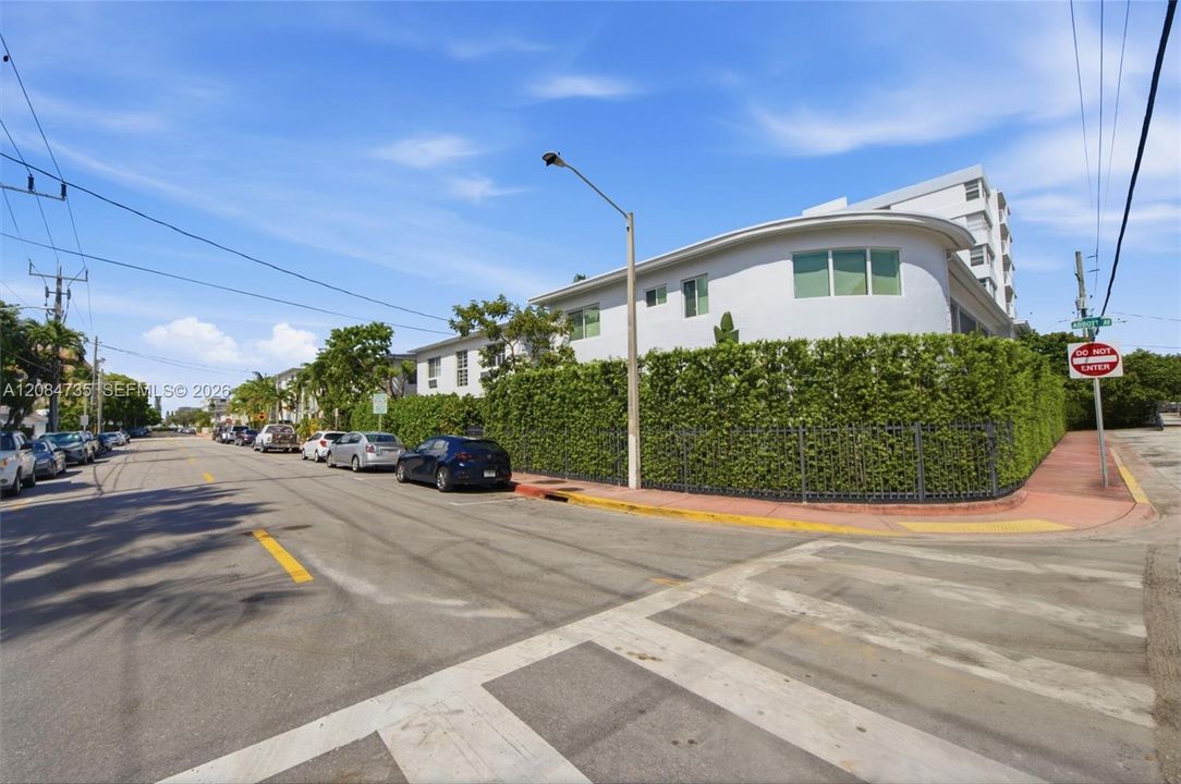 For Rent: $2,450 (2 beds, 2 baths, 11400 Square Feet)
