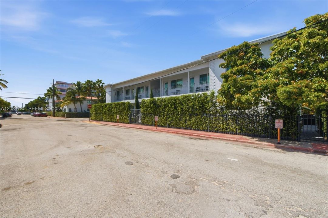 For Rent: $2,450 (2 beds, 2 baths, 11400 Square Feet)