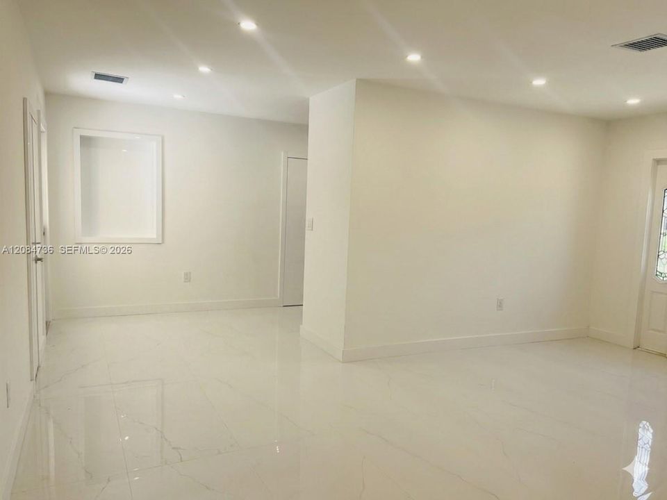 For Rent: $3,150 (3 beds, 1 baths, 1824 Square Feet)