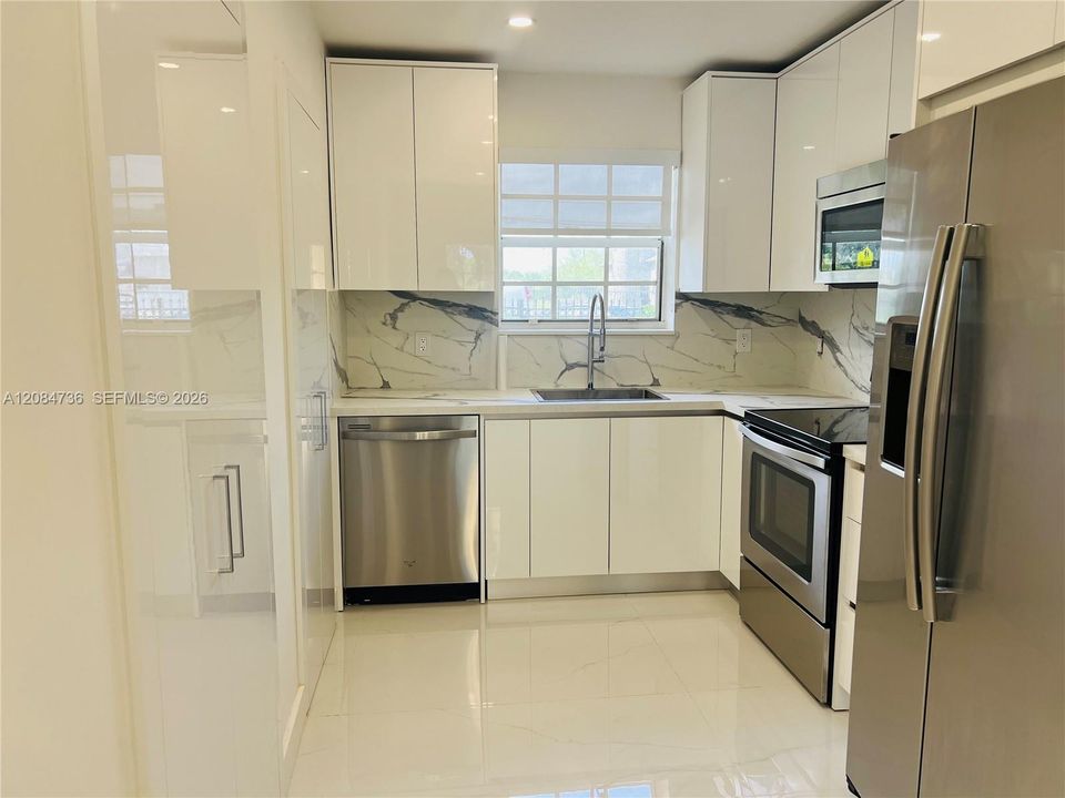 For Rent: $3,150 (3 beds, 1 baths, 1824 Square Feet)