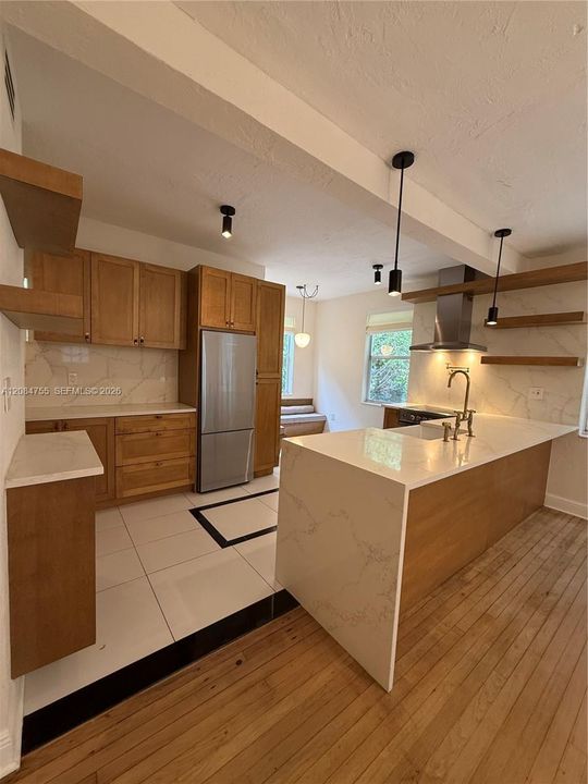 В аренду: $4,250 (2 спален, 2 ванн, 6064 Квадратных фут)