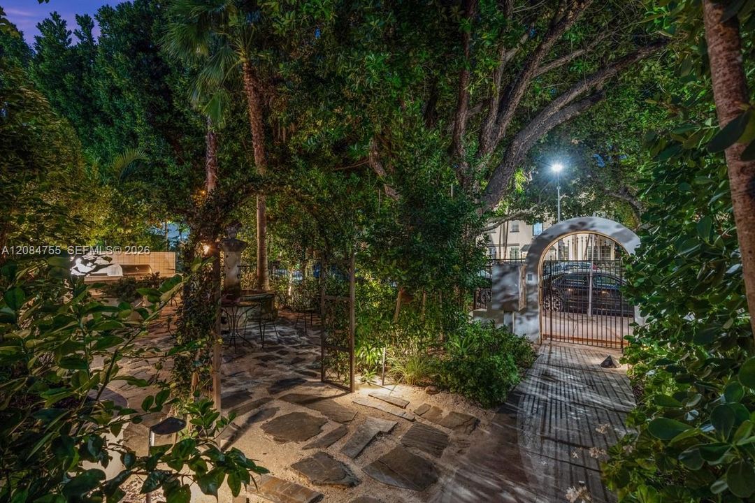 В аренду: $4,250 (2 спален, 2 ванн, 6064 Квадратных фут)