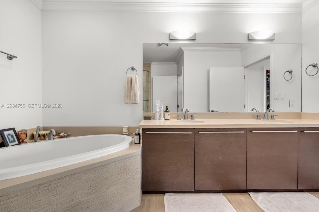 En Venta: $749,900 (3 camas, 3 baños, 1398 Pies cuadrados)