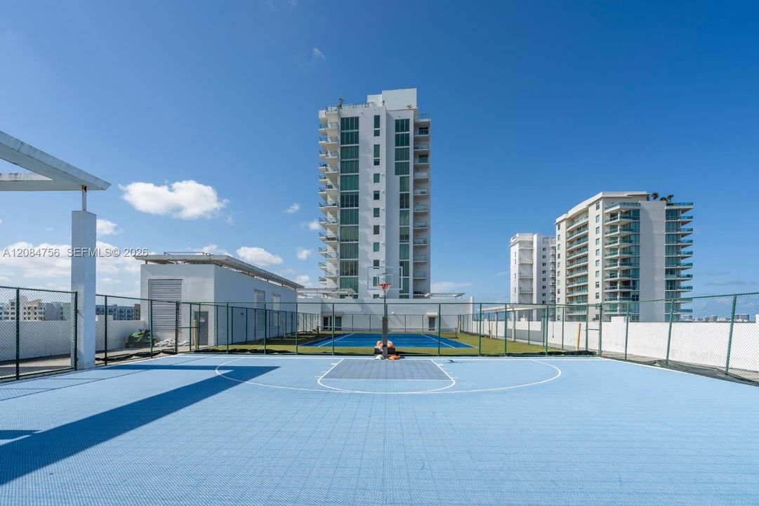 En Venta: $749,900 (3 camas, 3 baños, 1398 Pies cuadrados)