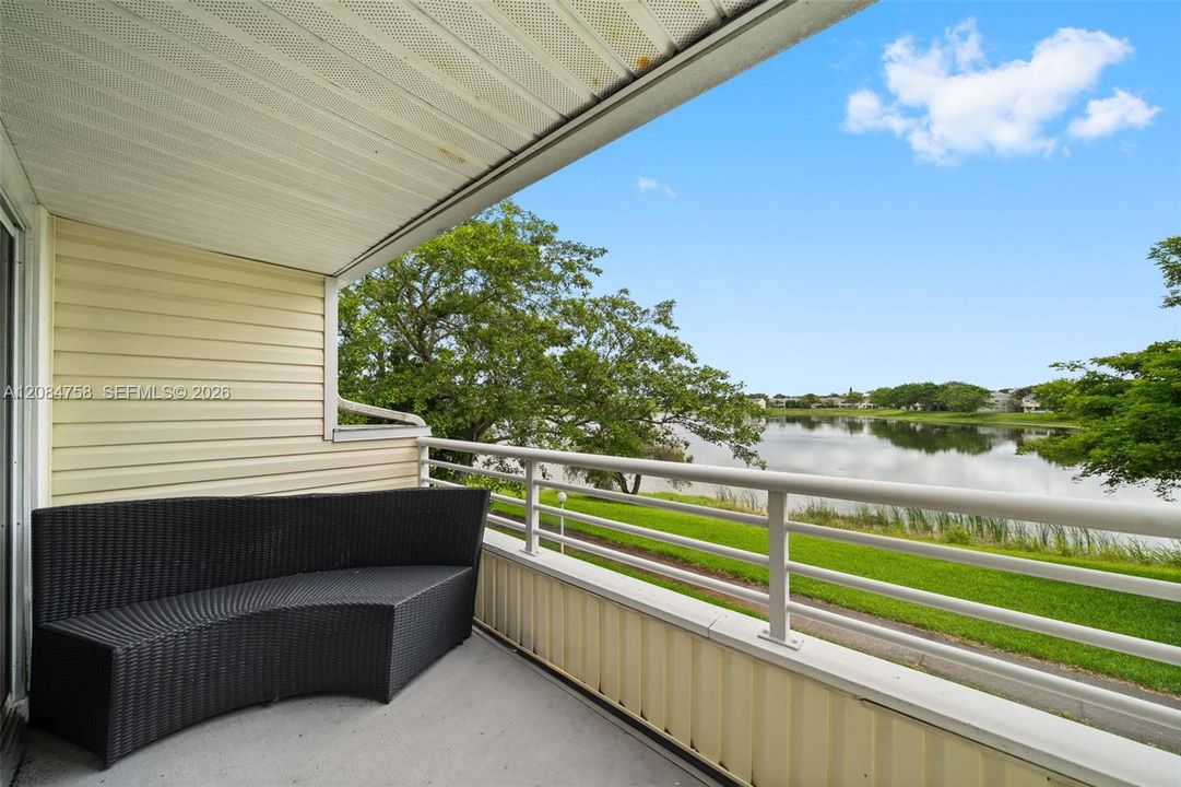 For Rent: $1,700 (1 beds, 1 baths, 872 Square Feet)