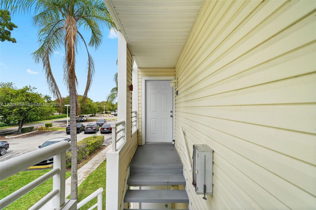 For Rent: $1,700 (1 beds, 1 baths, 872 Square Feet)