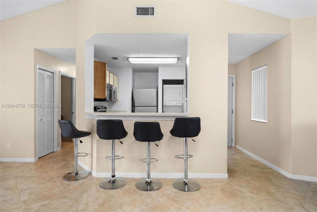 For Rent: $1,700 (1 beds, 1 baths, 872 Square Feet)