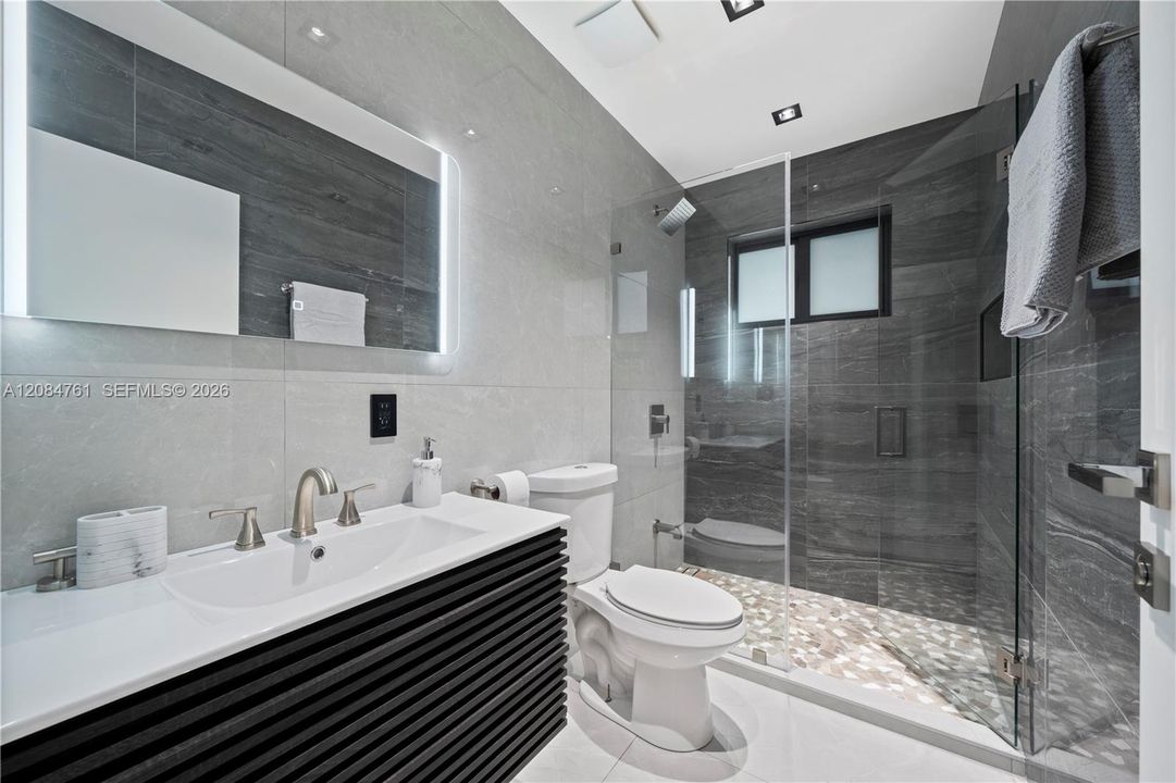 En Venta: $710,000 (3 camas, 2 baños, 934 Pies cuadrados)