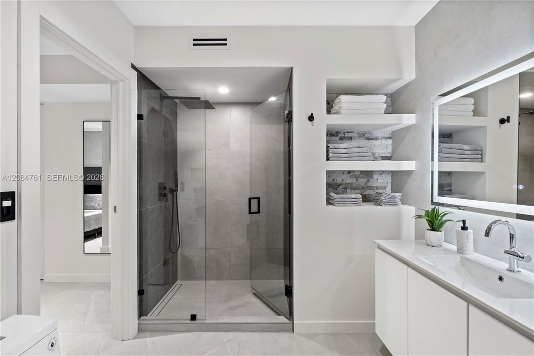 En Venta: $710,000 (3 camas, 2 baños, 934 Pies cuadrados)