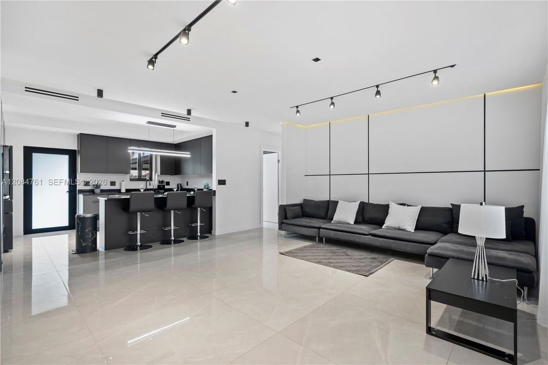 En Venta: $710,000 (3 camas, 2 baños, 934 Pies cuadrados)