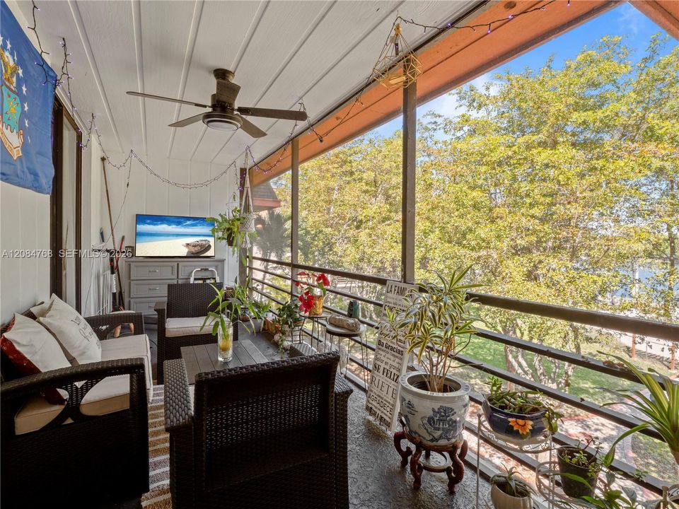 For Sale: $305,000 (3 beds, 2 baths, 1562 Square Feet)