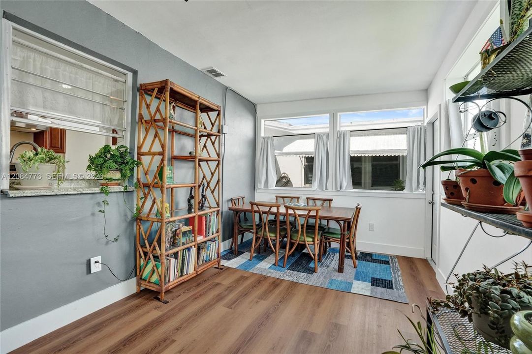 На продажу: $325,000 (2 спален, 2 ванн, 1077 Квадратных фут)
