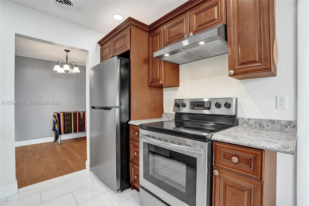 На продажу: $325,000 (2 спален, 2 ванн, 1077 Квадратных фут)