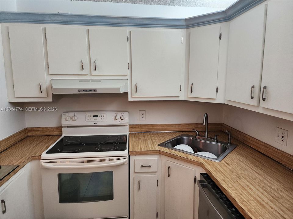 For Rent: $1,900 (2 beds, 1 baths, 935 Square Feet)