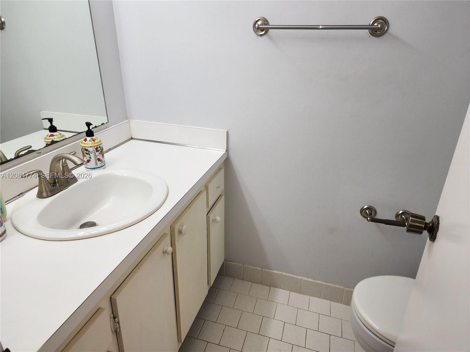 For Rent: $1,900 (2 beds, 1 baths, 935 Square Feet)