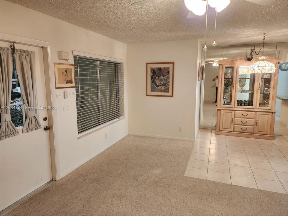 For Rent: $1,900 (2 beds, 1 baths, 935 Square Feet)