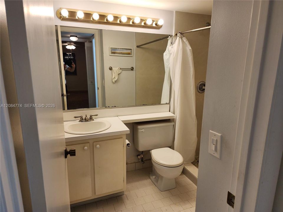 For Rent: $1,900 (2 beds, 1 baths, 935 Square Feet)