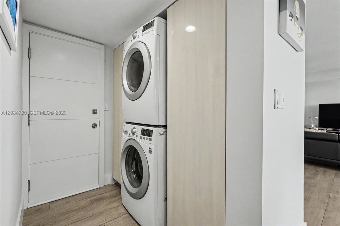 На продажу: $799,000 (2 спален, 2 ванн, 1230 Квадратных фут)