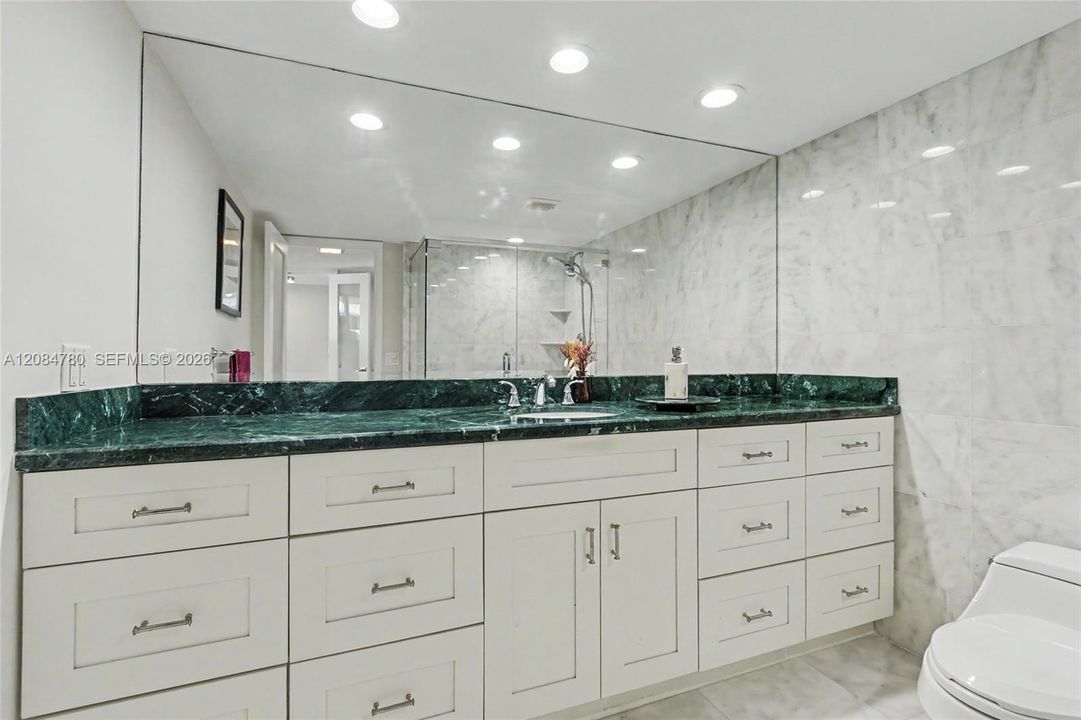 На продажу: $799,000 (2 спален, 2 ванн, 1230 Квадратных фут)