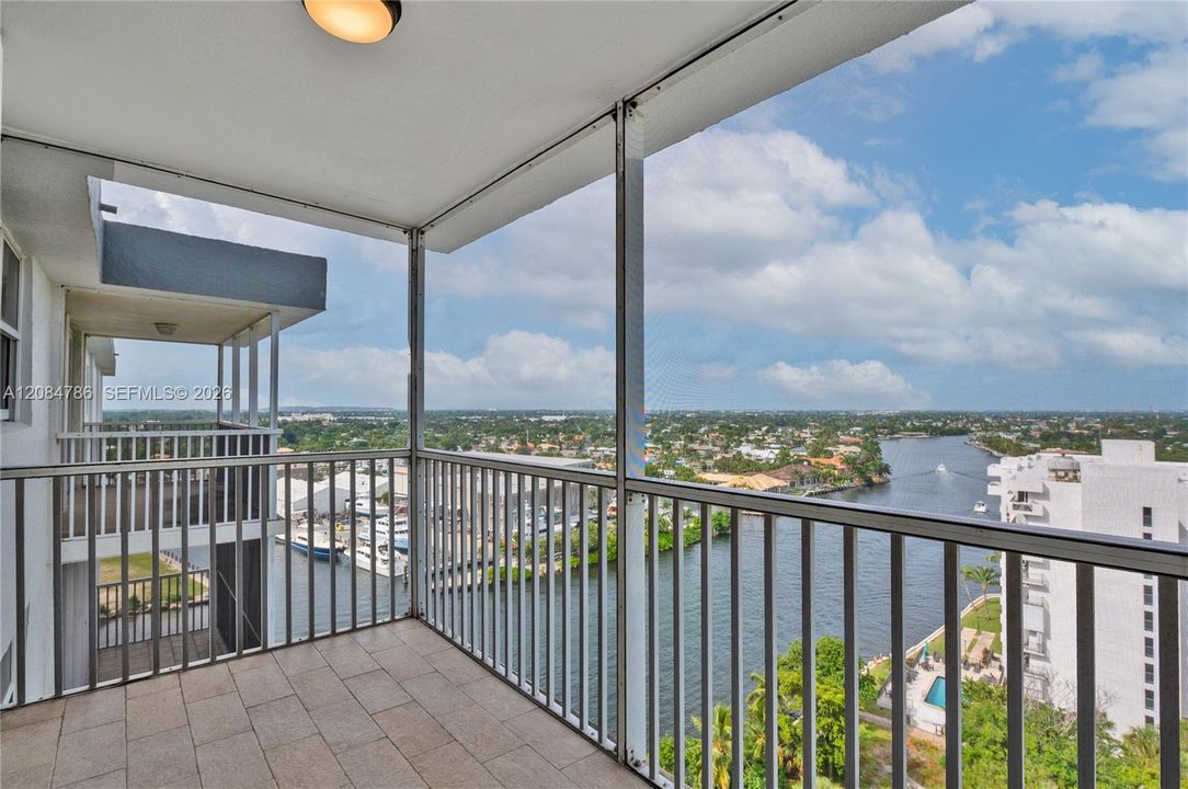 For Rent: $2,000 (1 beds, 1 baths, 867 Square Feet)