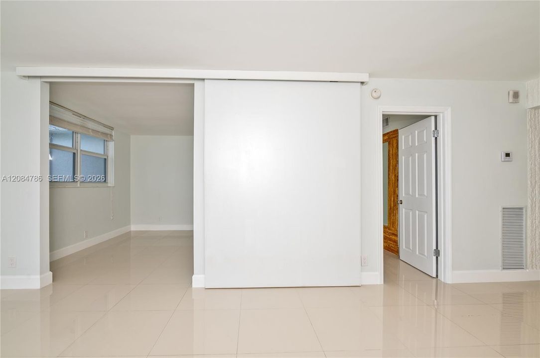 For Rent: $2,000 (1 beds, 1 baths, 867 Square Feet)