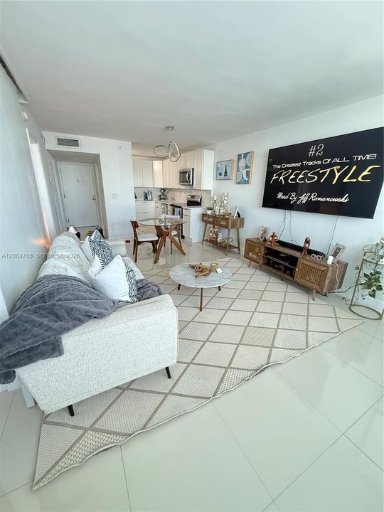 For Rent: $2,000 (1 beds, 1 baths, 867 Square Feet)
