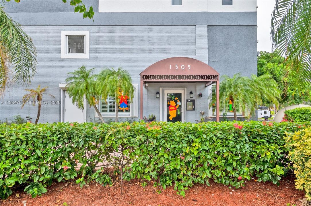For Rent: $2,000 (1 beds, 1 baths, 867 Square Feet)