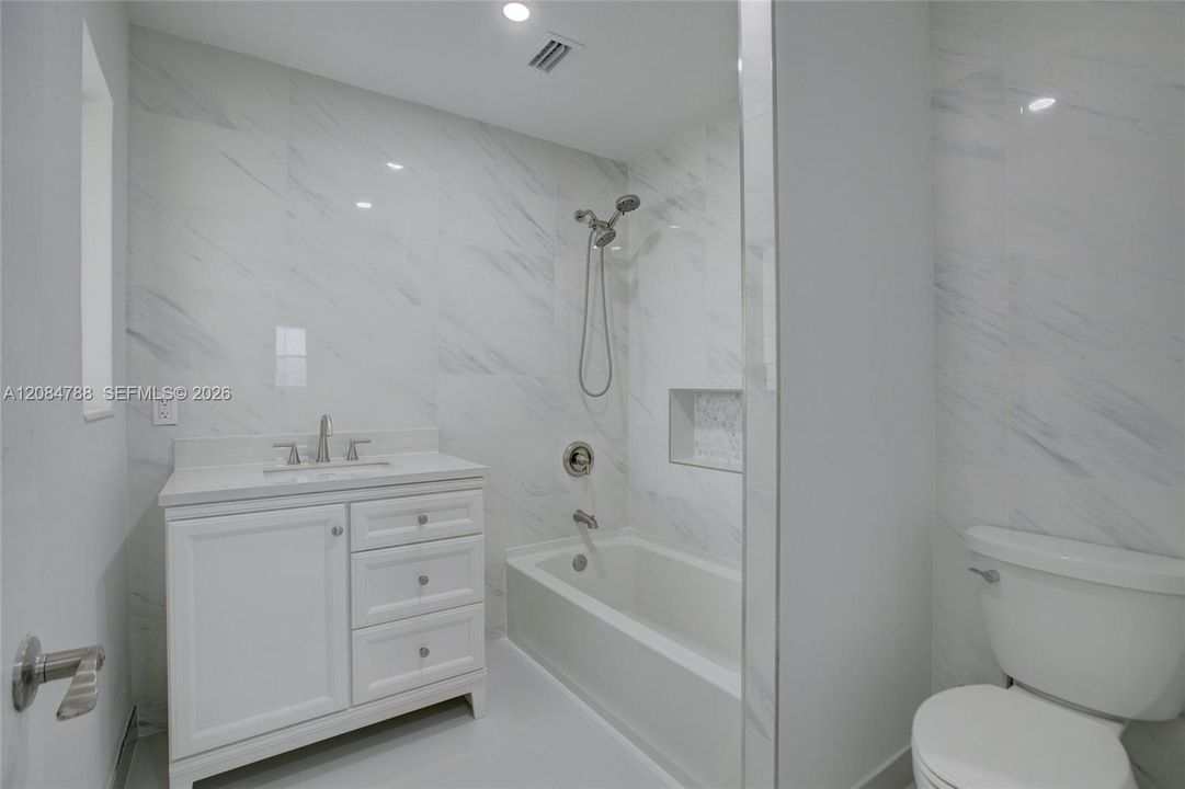 En Venta: $828,000 (3 camas, 3 baños, 1558 Pies cuadrados)