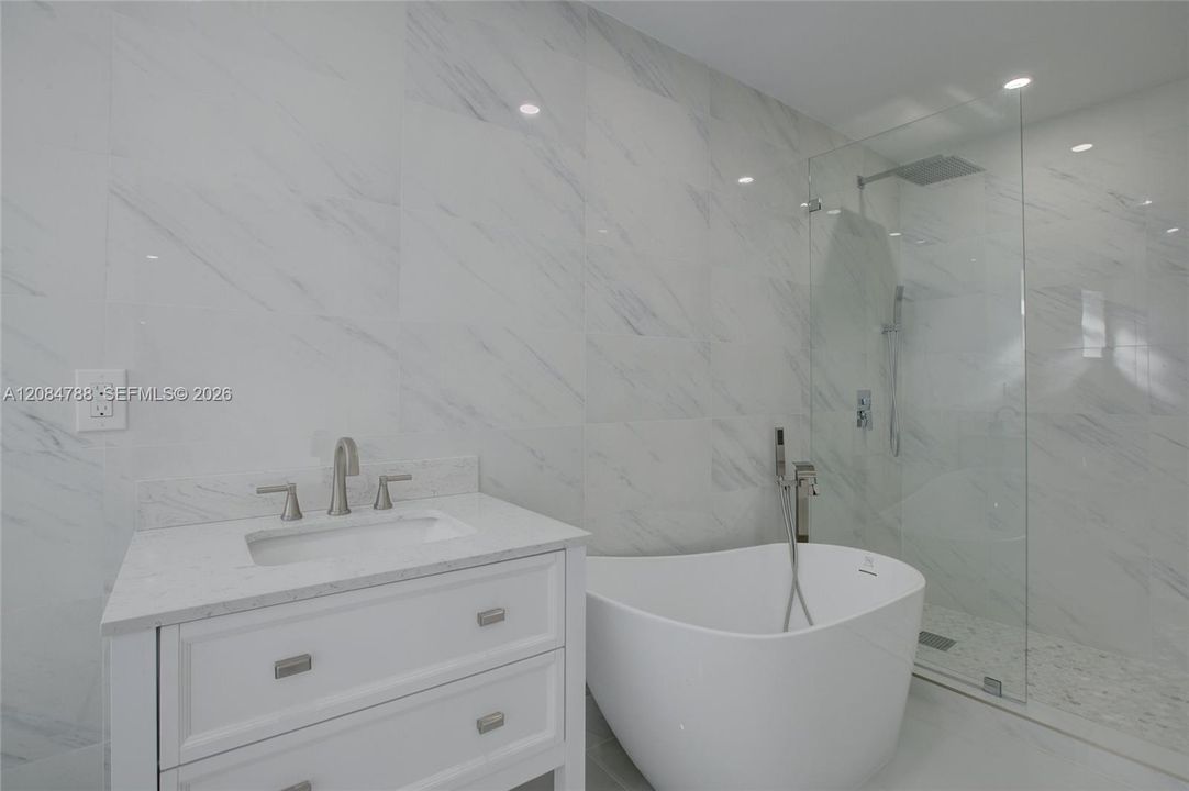 En Venta: $828,000 (3 camas, 3 baños, 1558 Pies cuadrados)