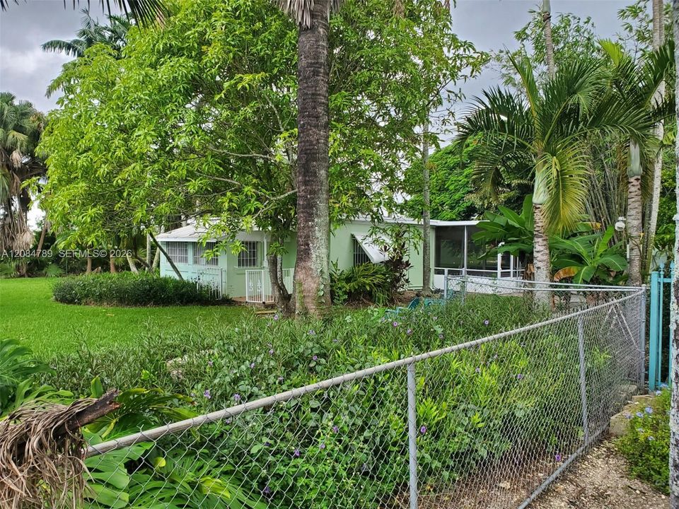 For Rent: $2,300 (3 beds, 1 baths, 1212 Square Feet)