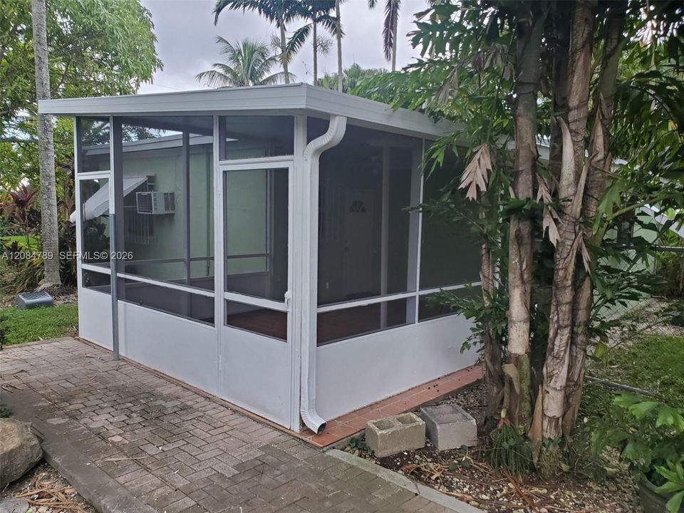 For Rent: $2,300 (3 beds, 1 baths, 1212 Square Feet)